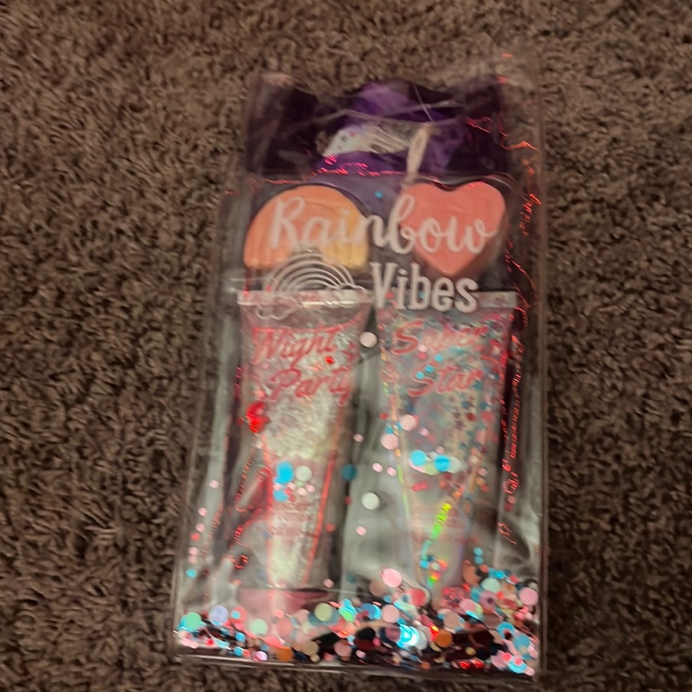 Rainbow vibes (body lotion lavender) (lavender shower gel) (2 bath bombs)